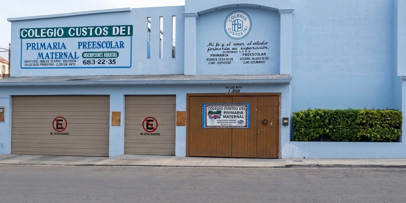 Estudiantes en un ambiente escolar luminoso y moderno