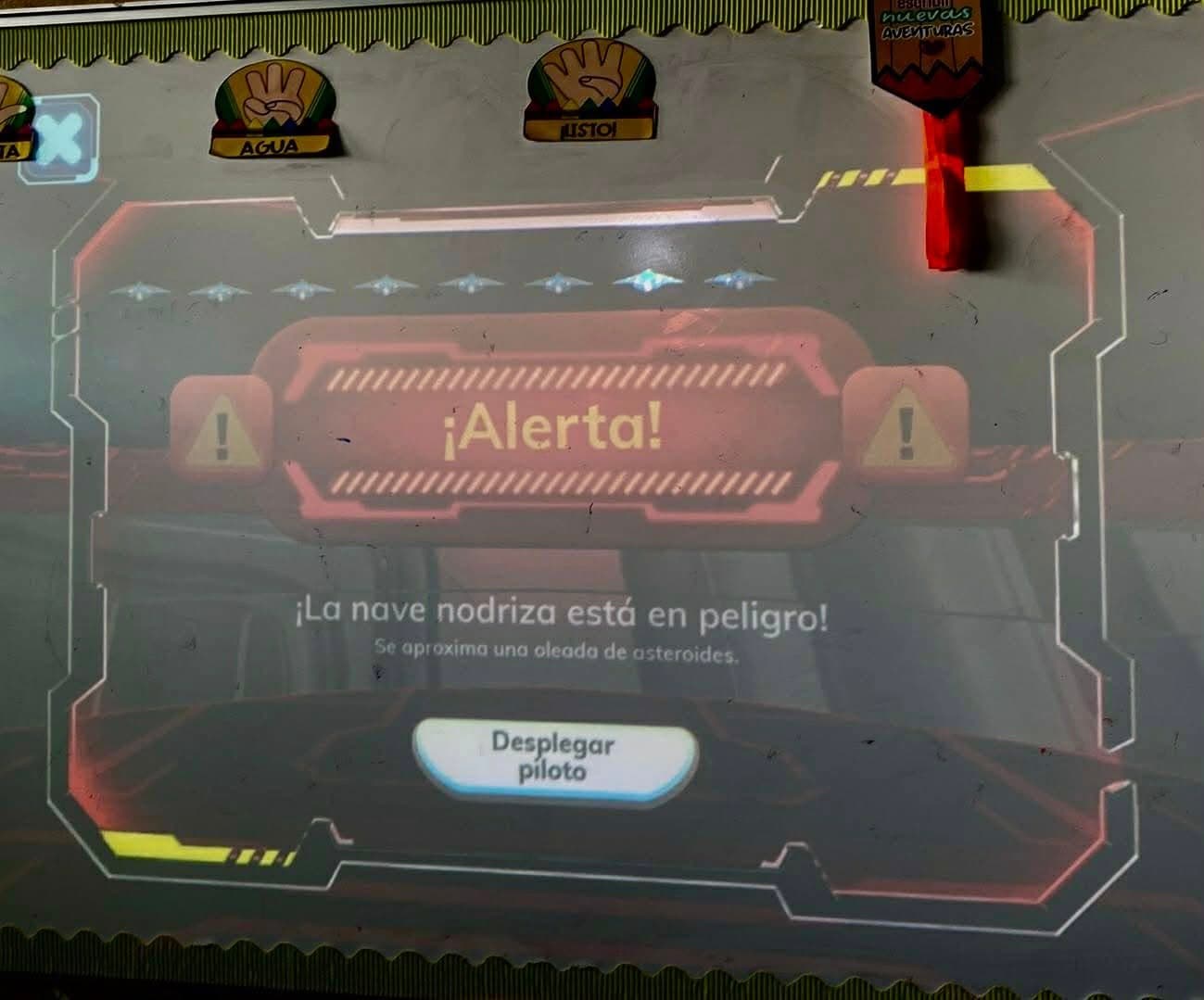 Aula moderna con tecnología educativa