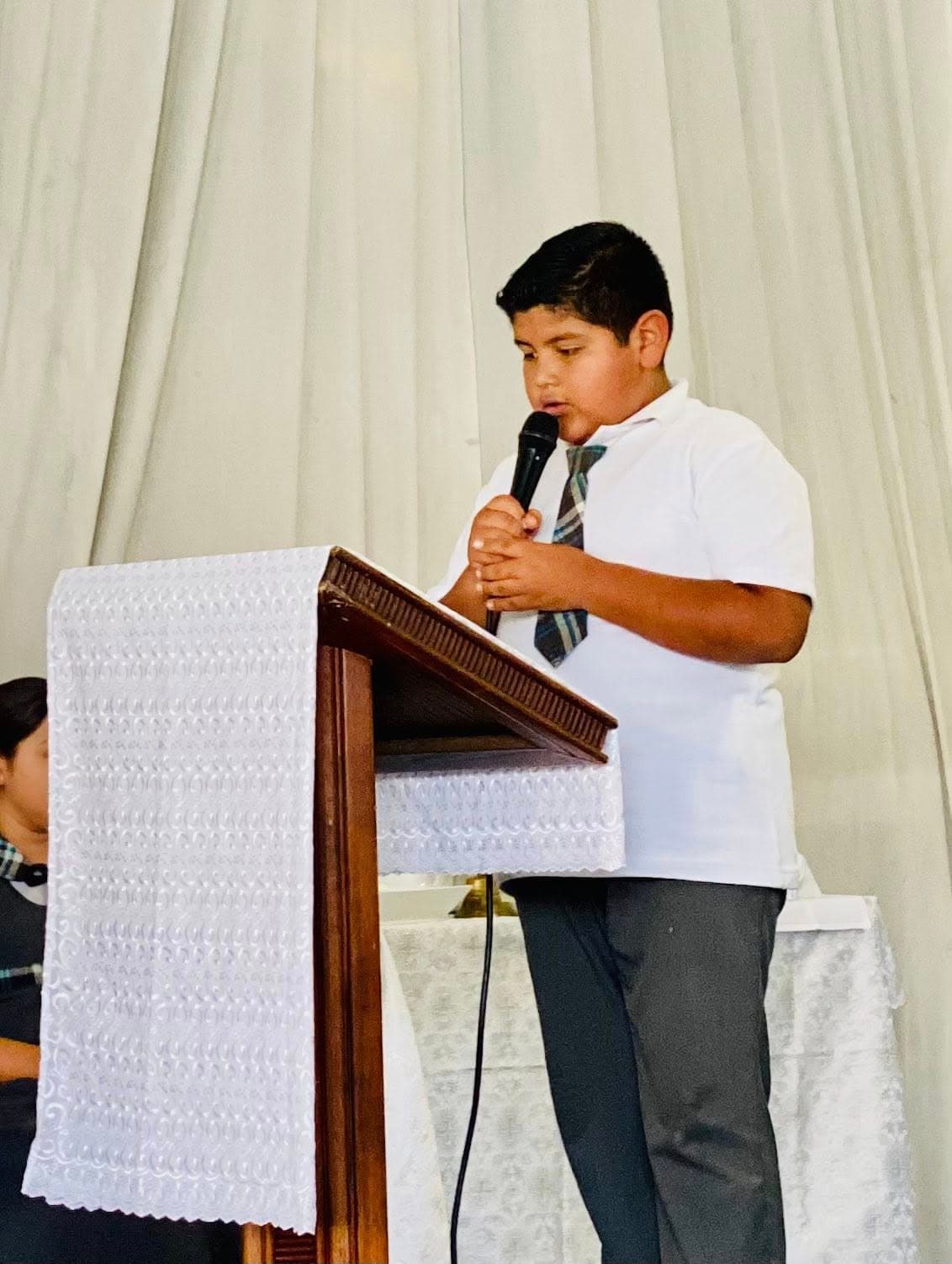 Biblioteca escolar con recursos educativos