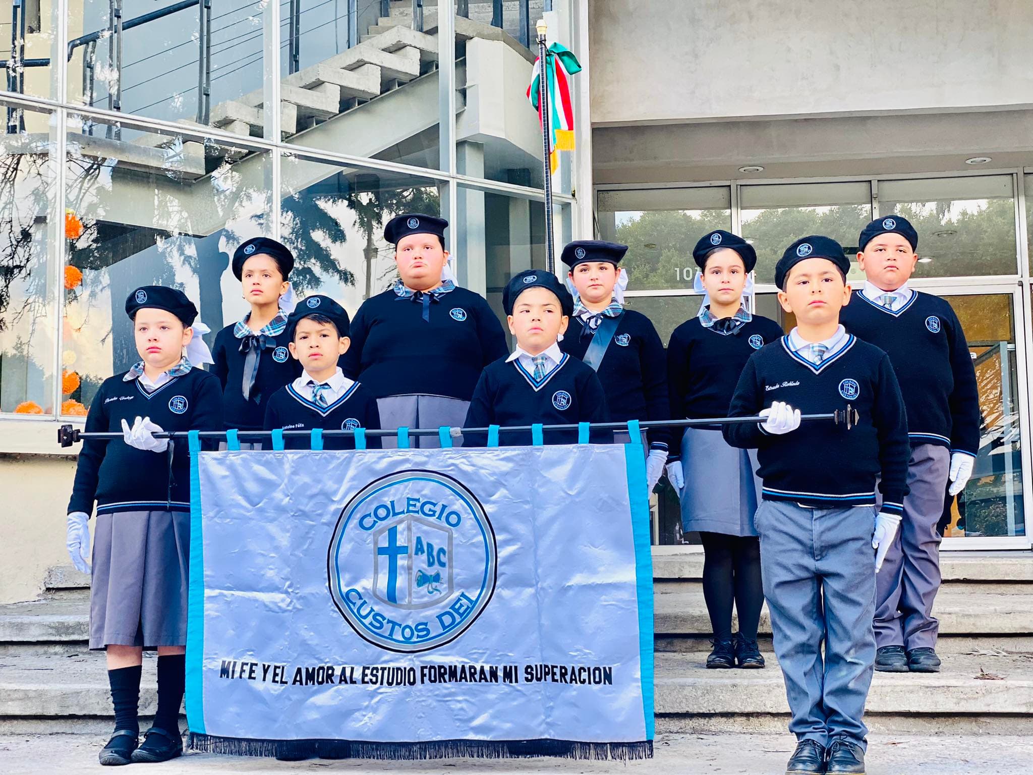 Estudiantes sonrientes en un colegio